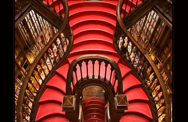 A incrível escadaria interna da Livraria Lello & Irmão