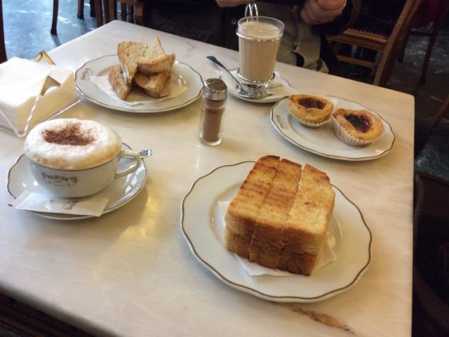 famosas torradas especiais do Café Majestic Aliás, acompanhada do Galão tradicional café com leite, e ainda os pastéis de nata